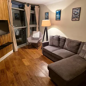 Ultra-luxury Centre 2 Bed Apartment, With Free Parking Apartment
